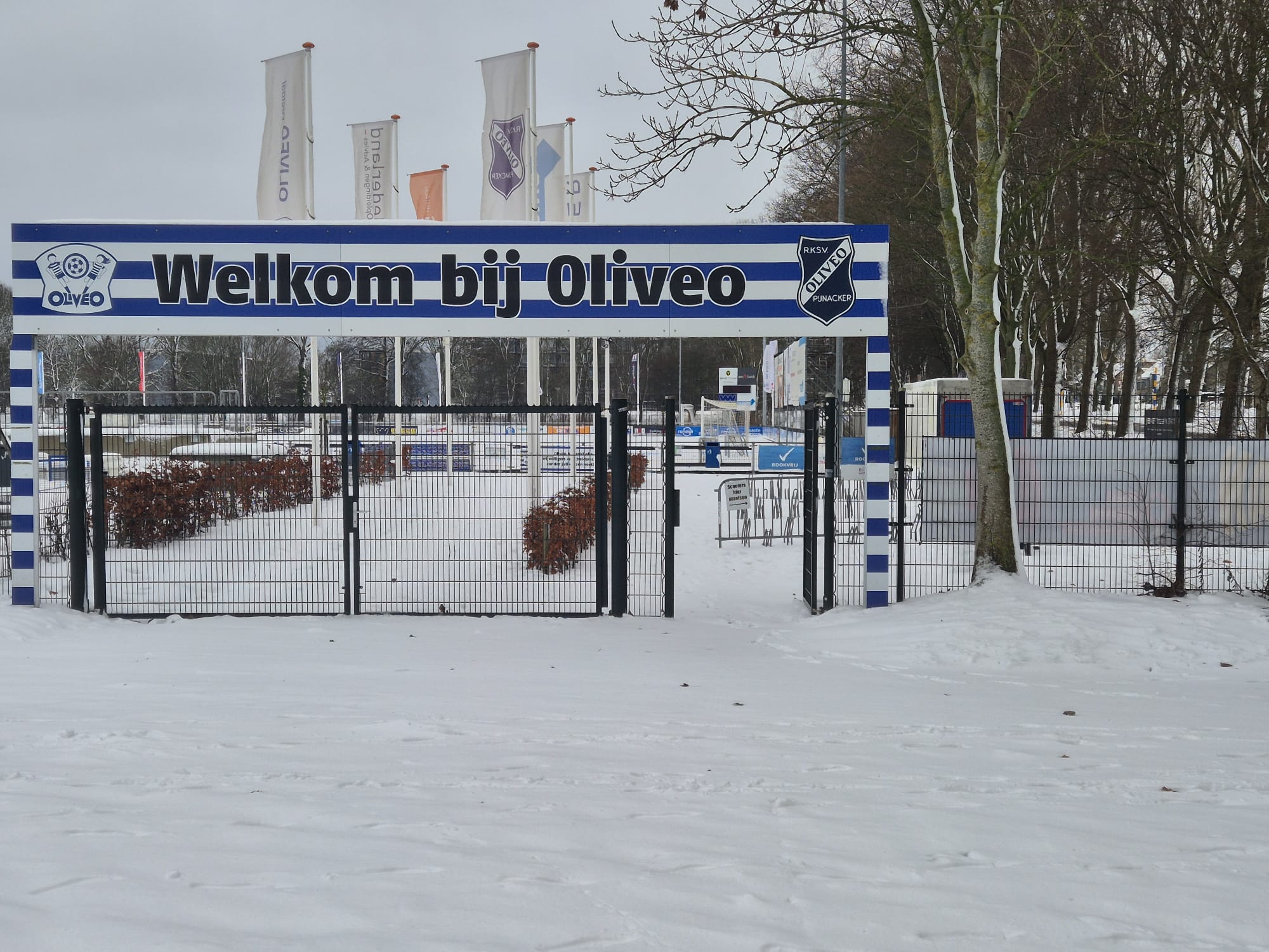 Dak doorgezakt! Tijdelijk nieuwe locatie.